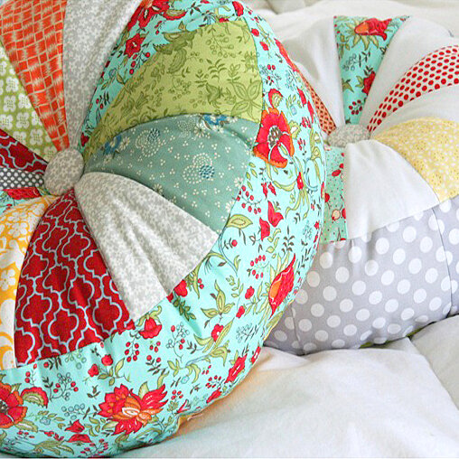    Пуфик из лоскутков   
Источник: «Cluck Cluck Sew»