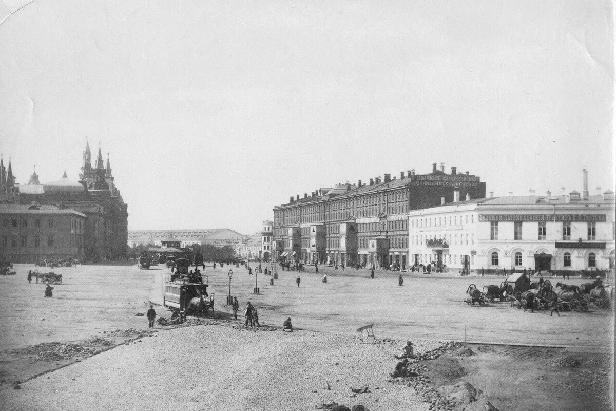 Вид на светлое здание (справа) с вывеской трактира Тестова, конец 1880-х. Фото: dedushkin.livejournal.com