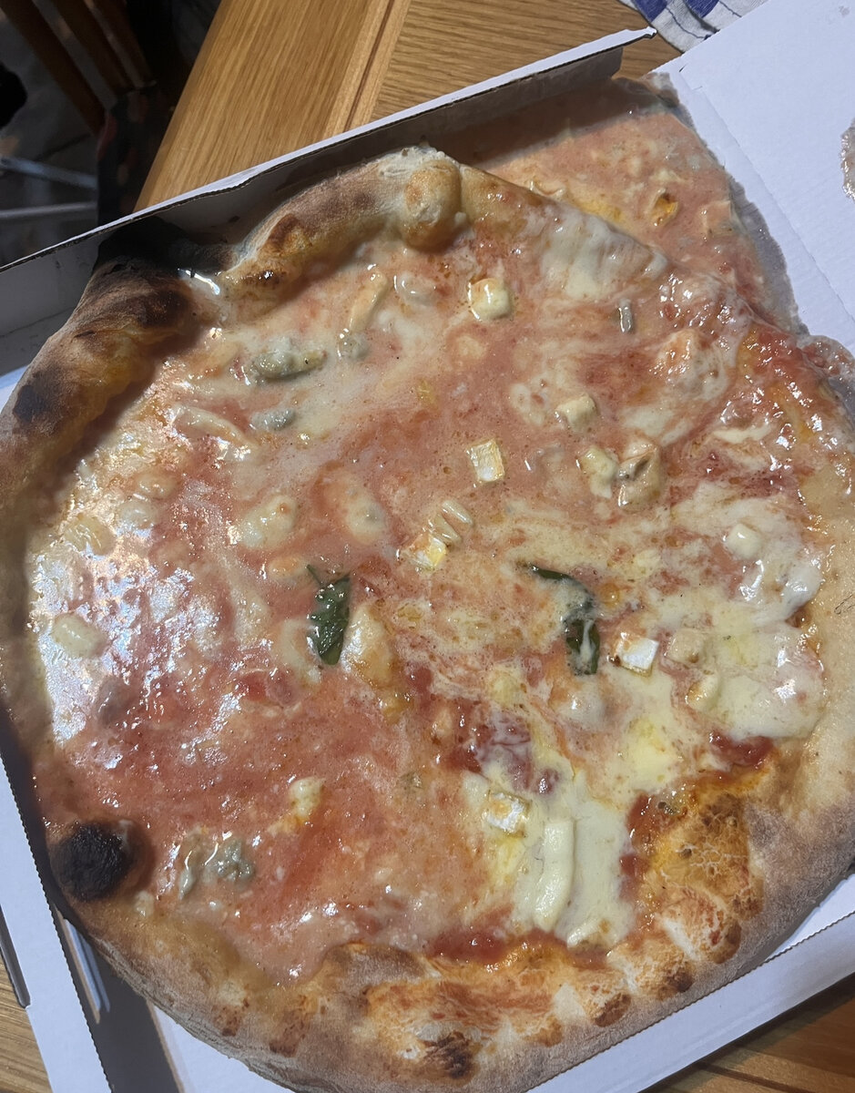 Пицца 4 сыра в Италии. Было не супер 😅