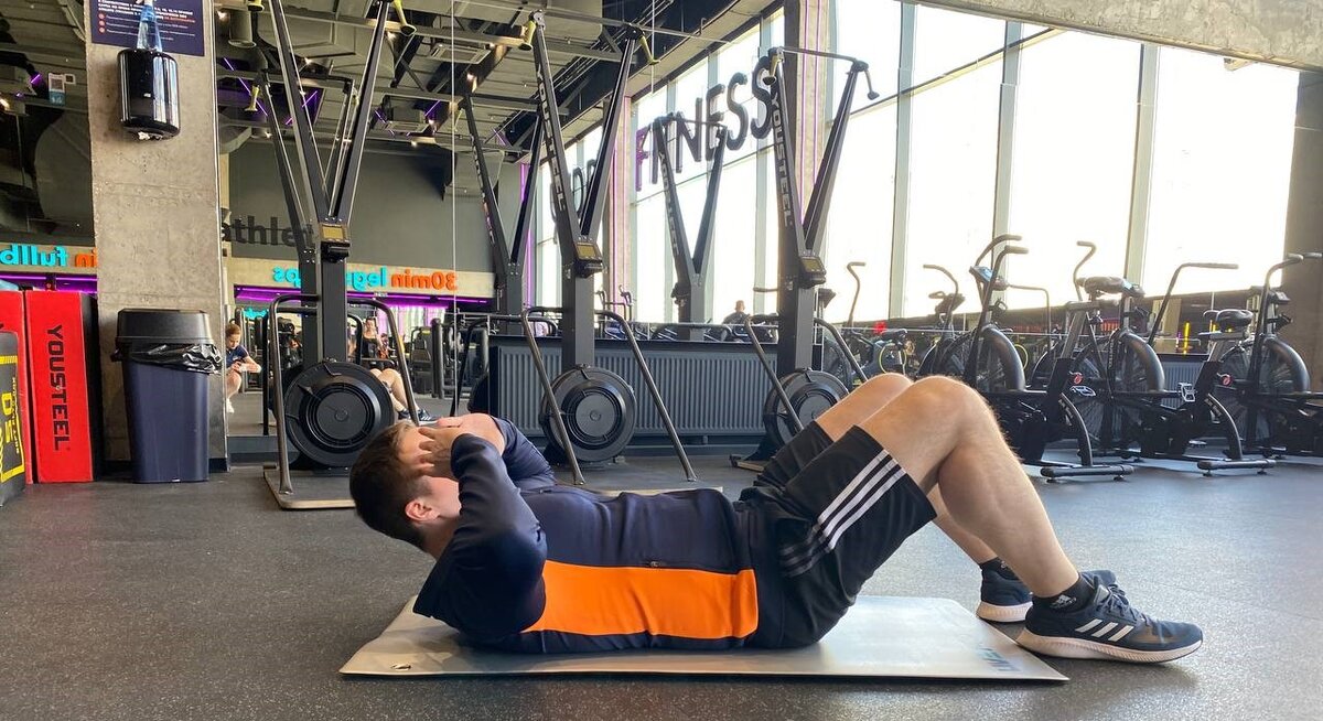 Упражнение на фото выполняет фитнес-тренер сети DDX Fitness Юрий Аверьянов 