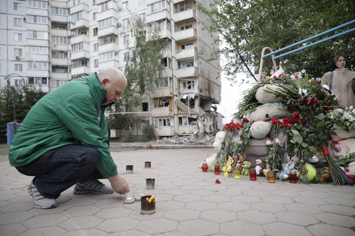 В Белгороде спасатель в свой выходной спас маму с малышом из разрушенного  подъезда | «Подвиги» | Дзен