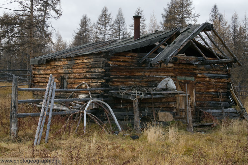 Как обычно в таких случаях полагается, после того, как обосновались в избе, снег перестал падать. Но смысла снова собираться и уходить, уже не было. 
