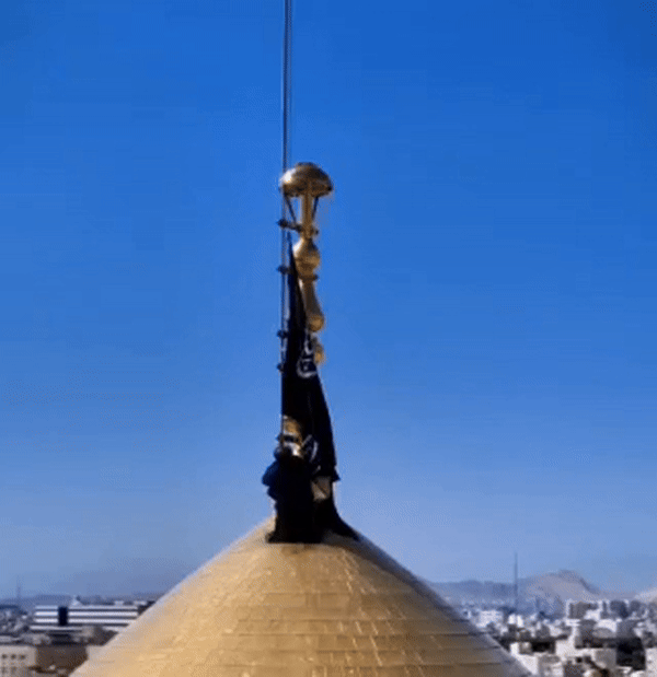 В СВЯЗИ С ТРАГИЧЕСКОЙ ГИБЕЛЬЮ ПРЕЗИДЕНТА ИРАНА ИБРАГИМА РАИСИ НА КУПОЛЕ ХРАМА ХАЗРАТА МАСУМЕ ПОДНЯЛИ ТРАУРНЫЙ ФЛАГ. ТГ-КАНАЛ "FARS NEWS AGENCY"