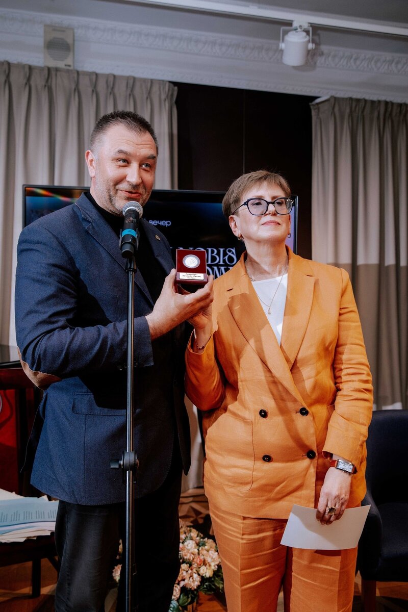 вручение Золотой Пушкинской медали ректору ИСИ Ирине Сухолет