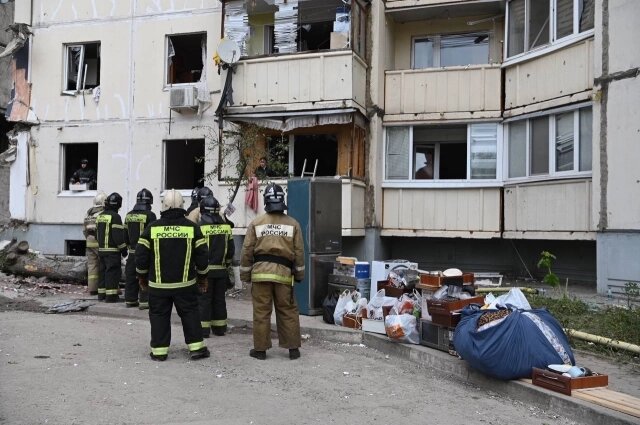    Жильцам помогают вывезти уцелевшие вещи из повреждённых квартир. Фото: Telegram-канал Вячеслава Гладкова