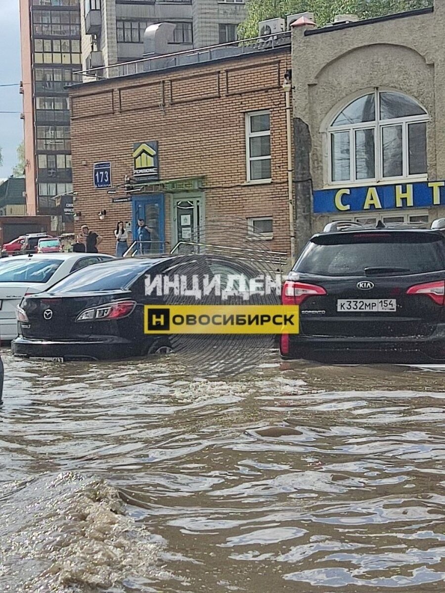    Ливень в Новосибирске. Источник: vk.com/incident_nsk