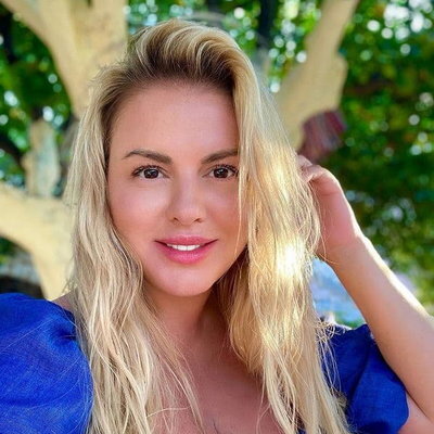     Анна Семенович перенесла пневмонию на ногах