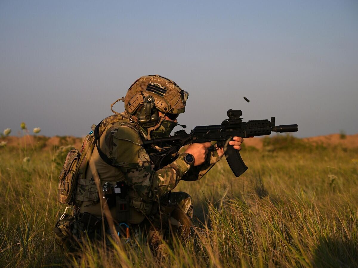    Военнослужащий группы огневой поддержки ВС РФ© РИА Новости / Евгений Биятов