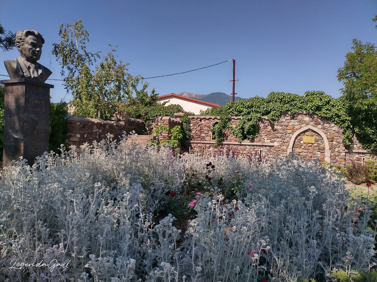 Сквер посреди шумных улиц