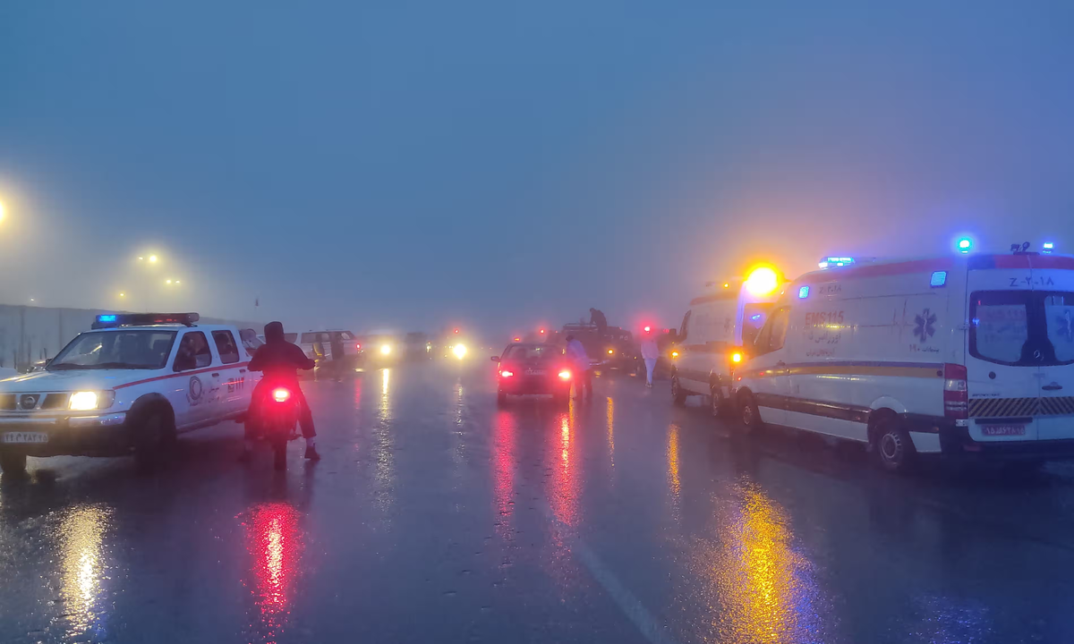 Прибывшие в район крушения вертолёта, спасательные и другие специальные службы. Фото: Азин Хагиги / MojNews / AFP / Getty Images / источник: theguardian.com /