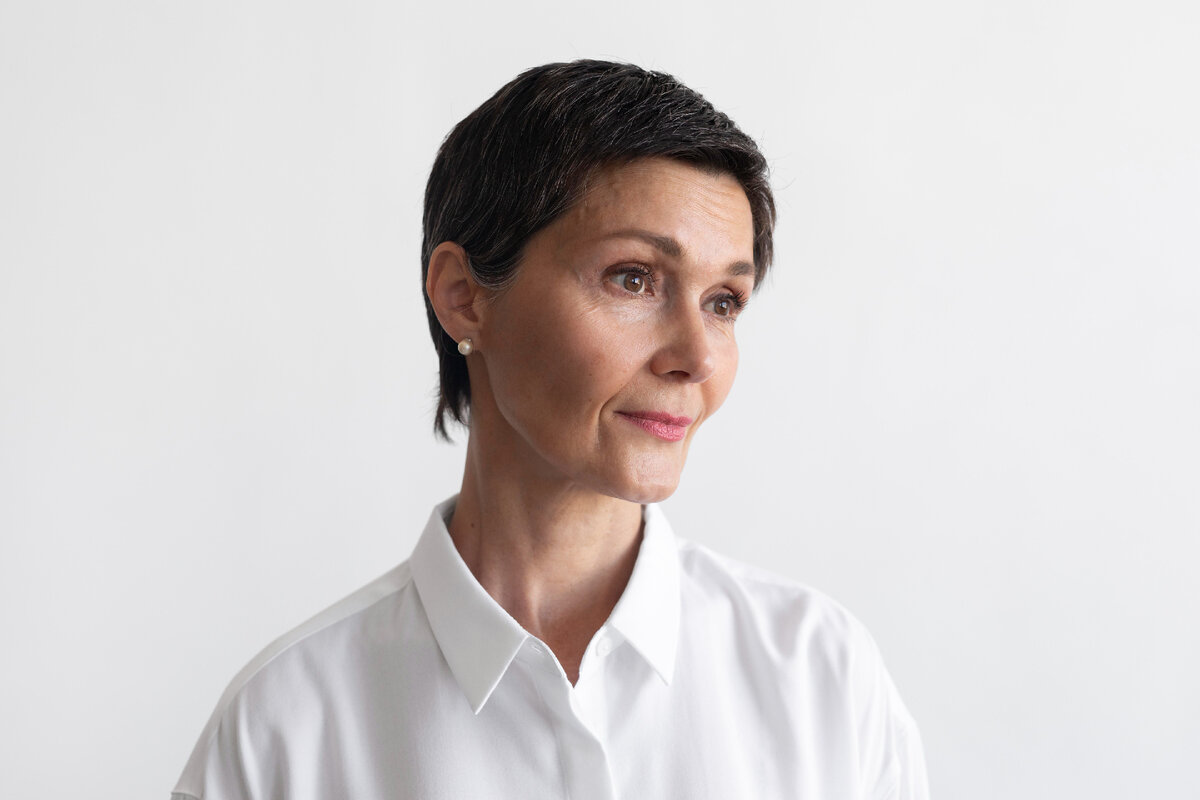 https://ru.freepik.com/free-photo/confident-middle-aged-woman-portrait_16690999.htm