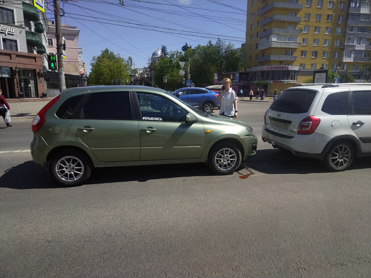 Наклейка у нее  шикарная. Улыбнись. Улыбаюсь во весь рот.. 🤬