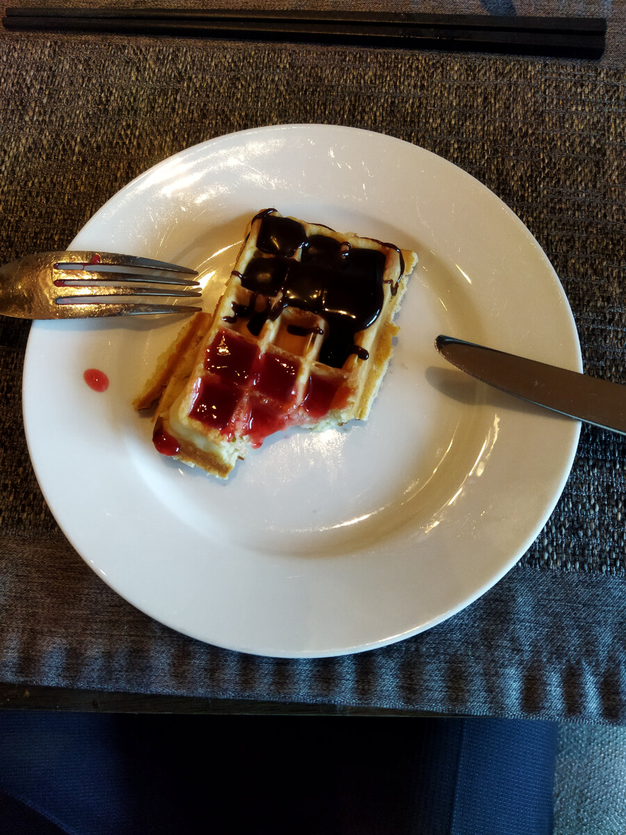 Ещё дополнительно взял вафли,политые вареньем и шоколадом. Вафли твëрдые, варенье и шоколад вкусные. 