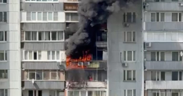 На Ленинском проспекте, 99, загорелся многоэтажный жилой дом. По информации телеграм-каналов, пожар вспыхнул на балконе 6-го этажа, а позже перекинулся на 5-й.