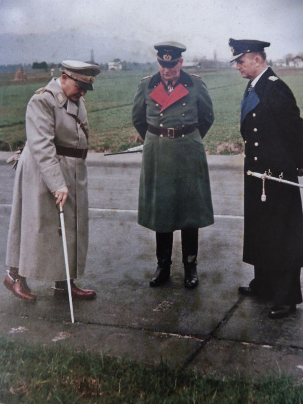 Геринг (слева) Кейтель ( в центре) и Дениц ( справа)  надеялись править после Гитлера