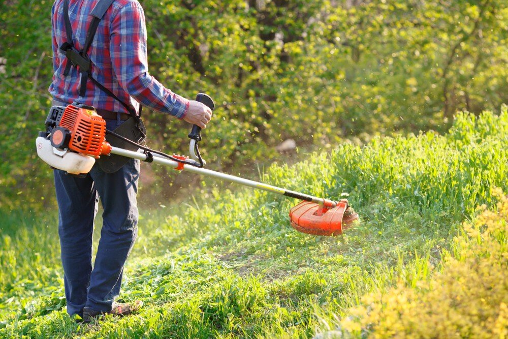 Husqvarna 128r леска. Триммер как им работать. Триммер для покоса травы бензиновый husqvarna. Косьба травы. Приспособление для триммера для кошения травы.