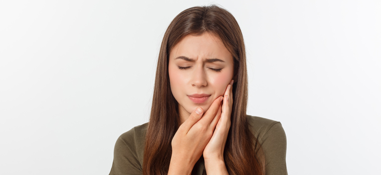  Содержание: Что такое лицевая боль? Лицевая боль – это ощущение дискомфорта или боли, которое человек может испытывать в любой части лица, включая челюсть, щеки, нос и область вокруг глаз.