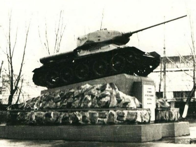 Фото Бориса Шилова / фрагмент оригинального изображения. https://wp.tagil-press.ru//wp-content/gallery/tagil-nasha-vagonka//109-Tank-u-prohodnoj-Uralvagonzavoda.-1990-e-gody.-Foto-B.A.Shilova..jpg