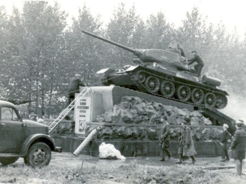 Фото неизвестного автора, 1985 год. / фрагмент оригинального изображения. https://wp.tagil-press.ru//wp-content/gallery/tagil-nasha-vagonka//a-V-1946-godu-tank-T-34-85-byl-ustanovlen-na-pedestal-u-zavodskoj-prohodnoj- UVZ.-9-maja-1985-g-vpervye-uchavstvoval-v-parade-Pobedy..jpg