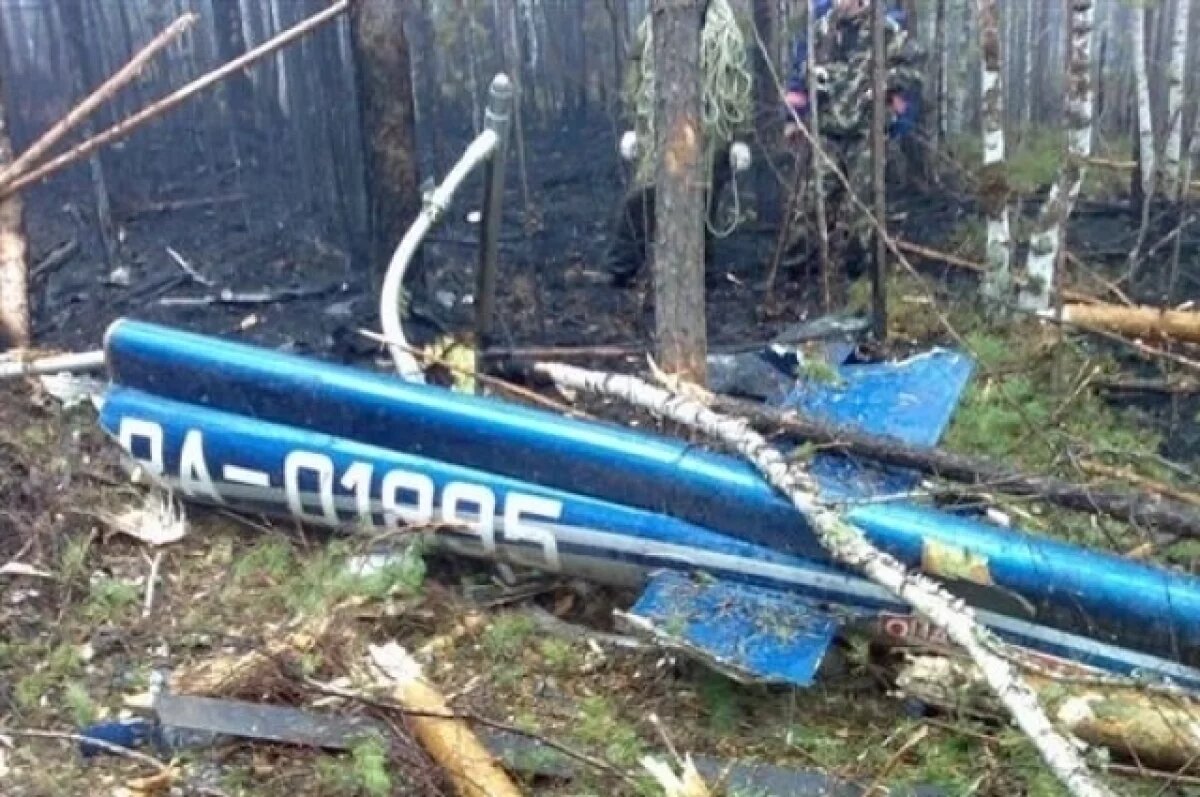    Хвост вертолета, на борту которого был губернатор Иркутской области Игорь Есиповский.