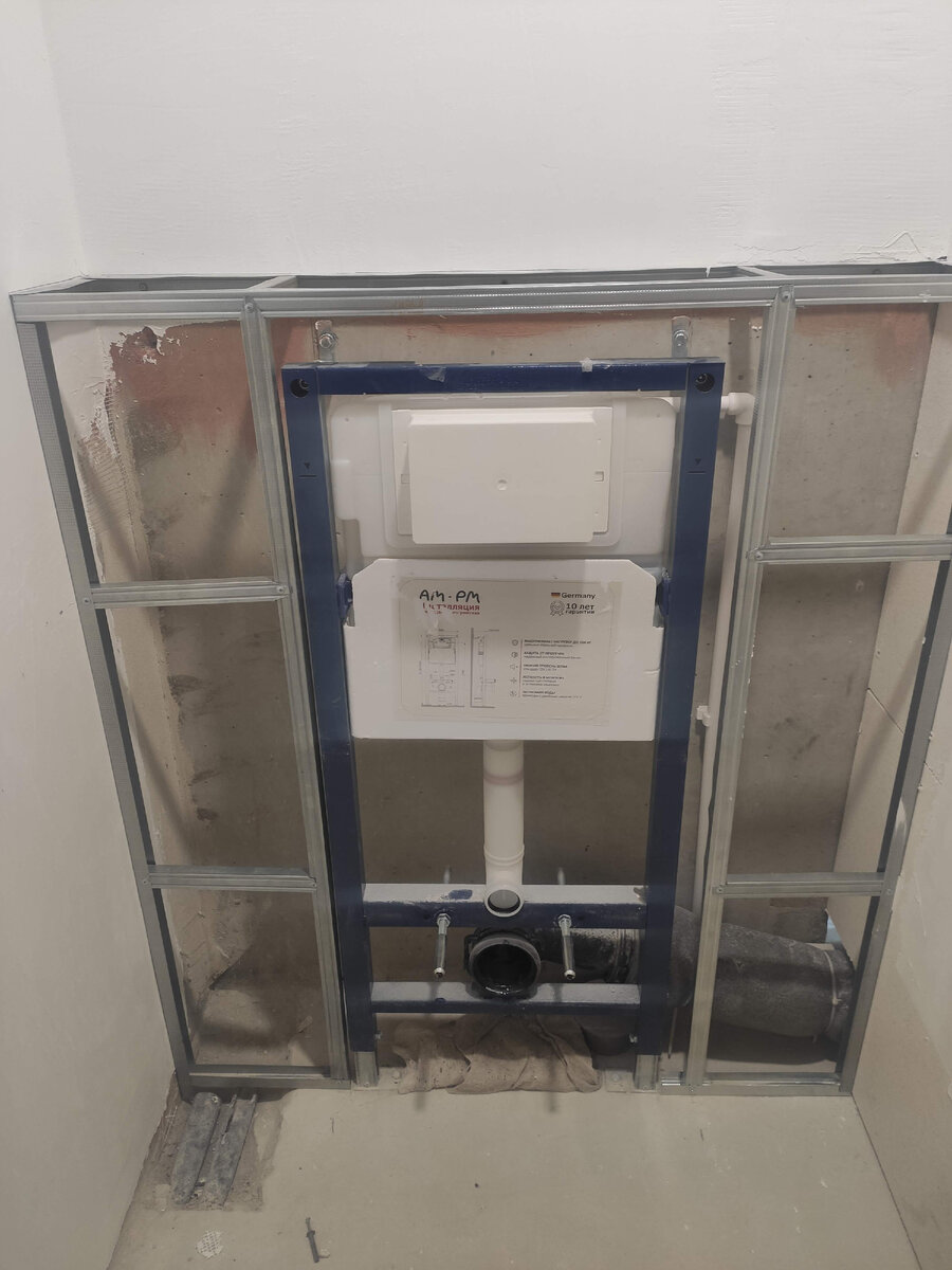 Заглушки на трубу у нас не было, поэтому пришлось потерпеть запахи из канализации.