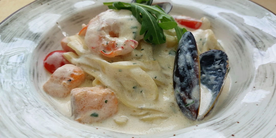 Из любопытства попробовали в Сочи морепродукты. Ужин в ресторане за 3000 рублей. Блюдо, которое мы попробовали в первый и последний раз