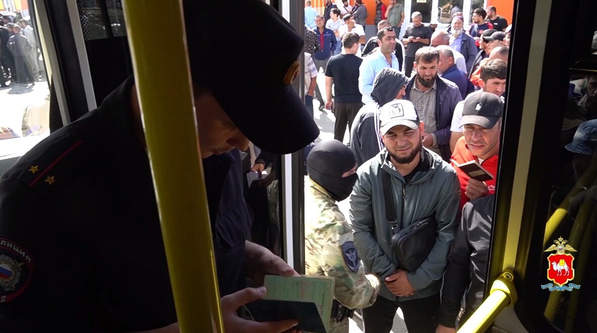 Полиция проводит рейды в местах скопления мигрантов по всем городам практически в режиме нон-стоп. Фото: скрин видео ГУ МВД России по Челябинской области.