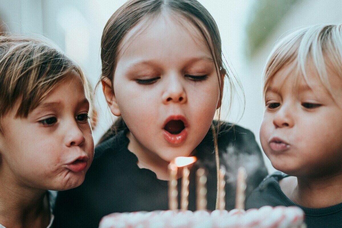 Устройте настоящий праздник ребенку с тортом, свечами, шарами и другими украшениями. Источник: unsplash.com📷
