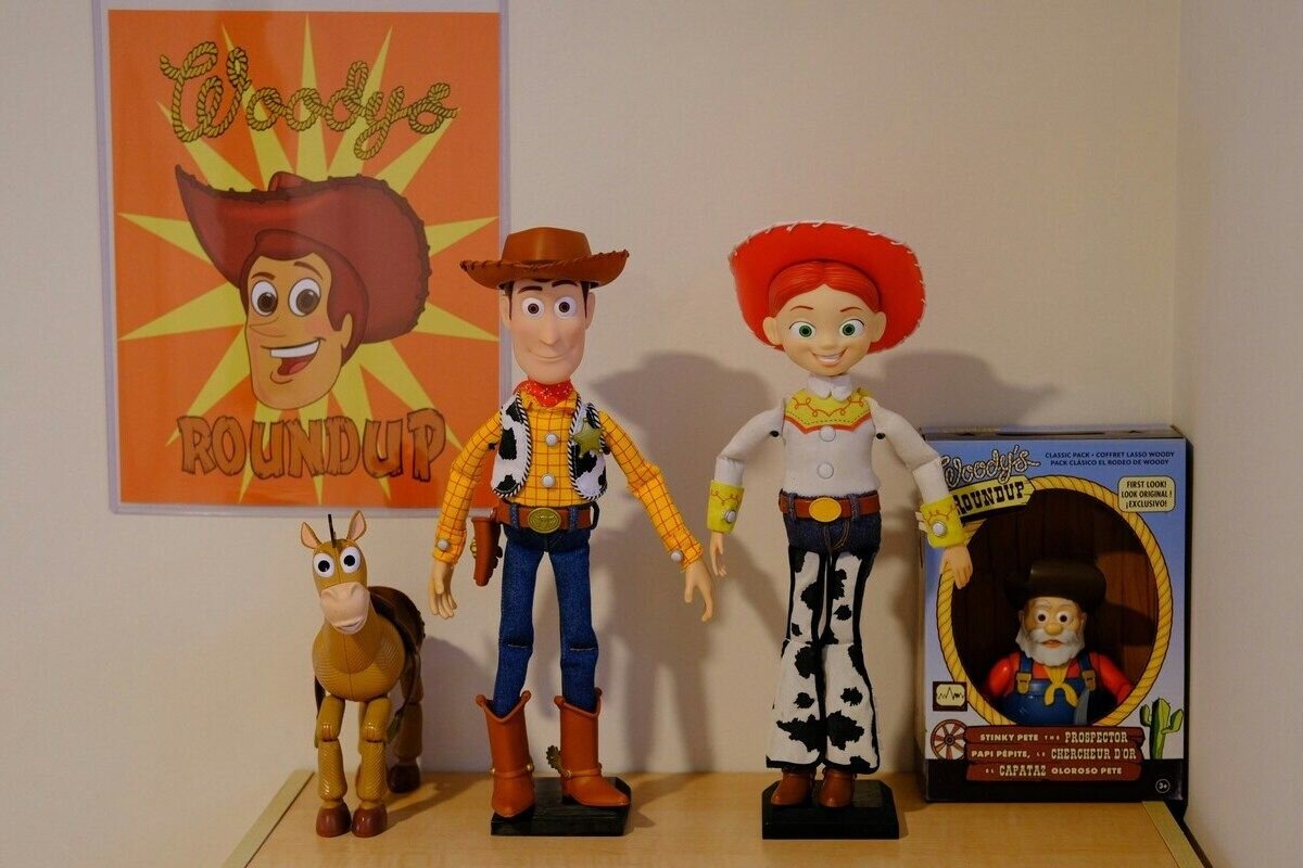 Возможно девочка хочет куклу определенной серии, например, по мотивам мультфильма «История игрушек». Источник: unsplash.com📷
