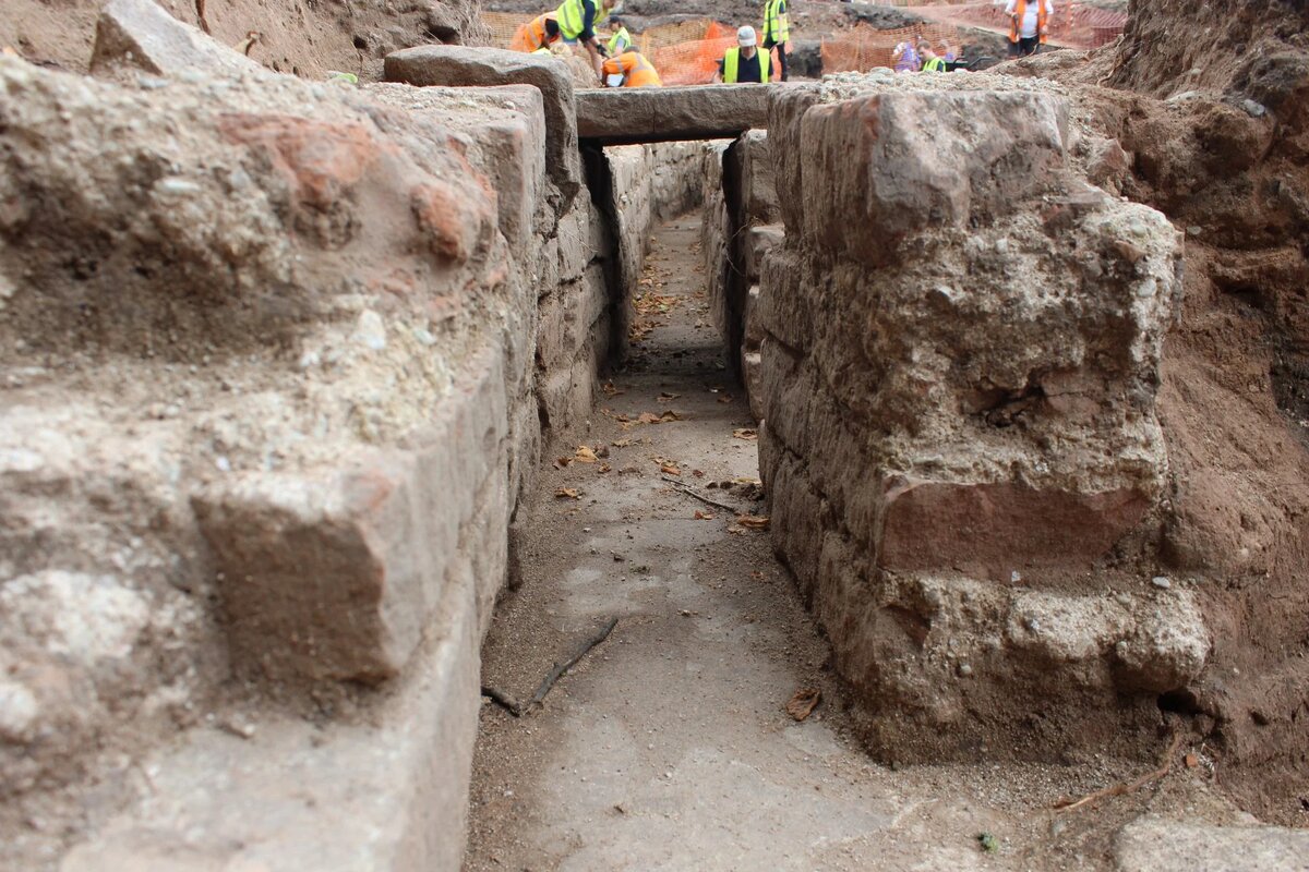 Раскопки на месте Карлайлского крикетного клуба в Великобритании.