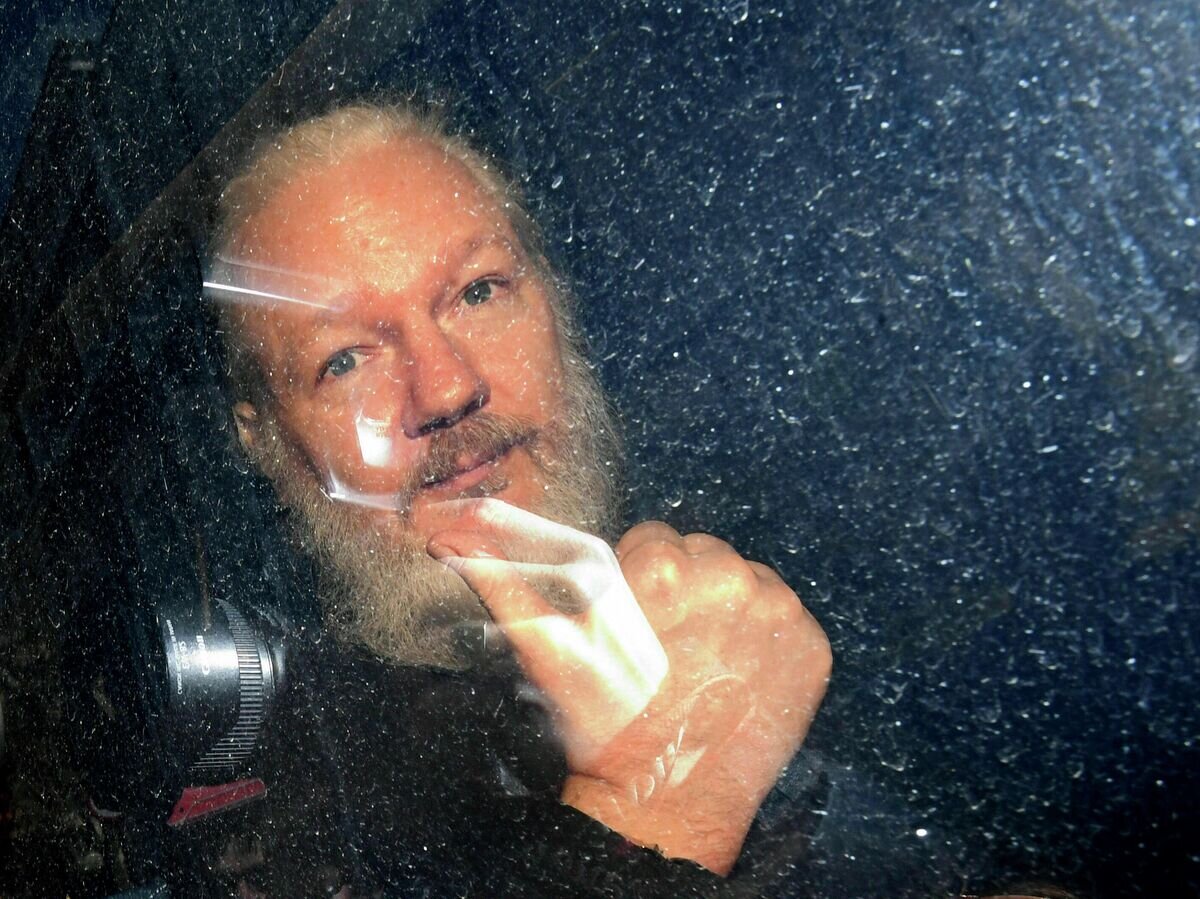    Основатель WikiLeaks Джулиан Ассанж в полицейском фургоне после задержания в Лондоне© AP Photo / PA / Victoria Jones