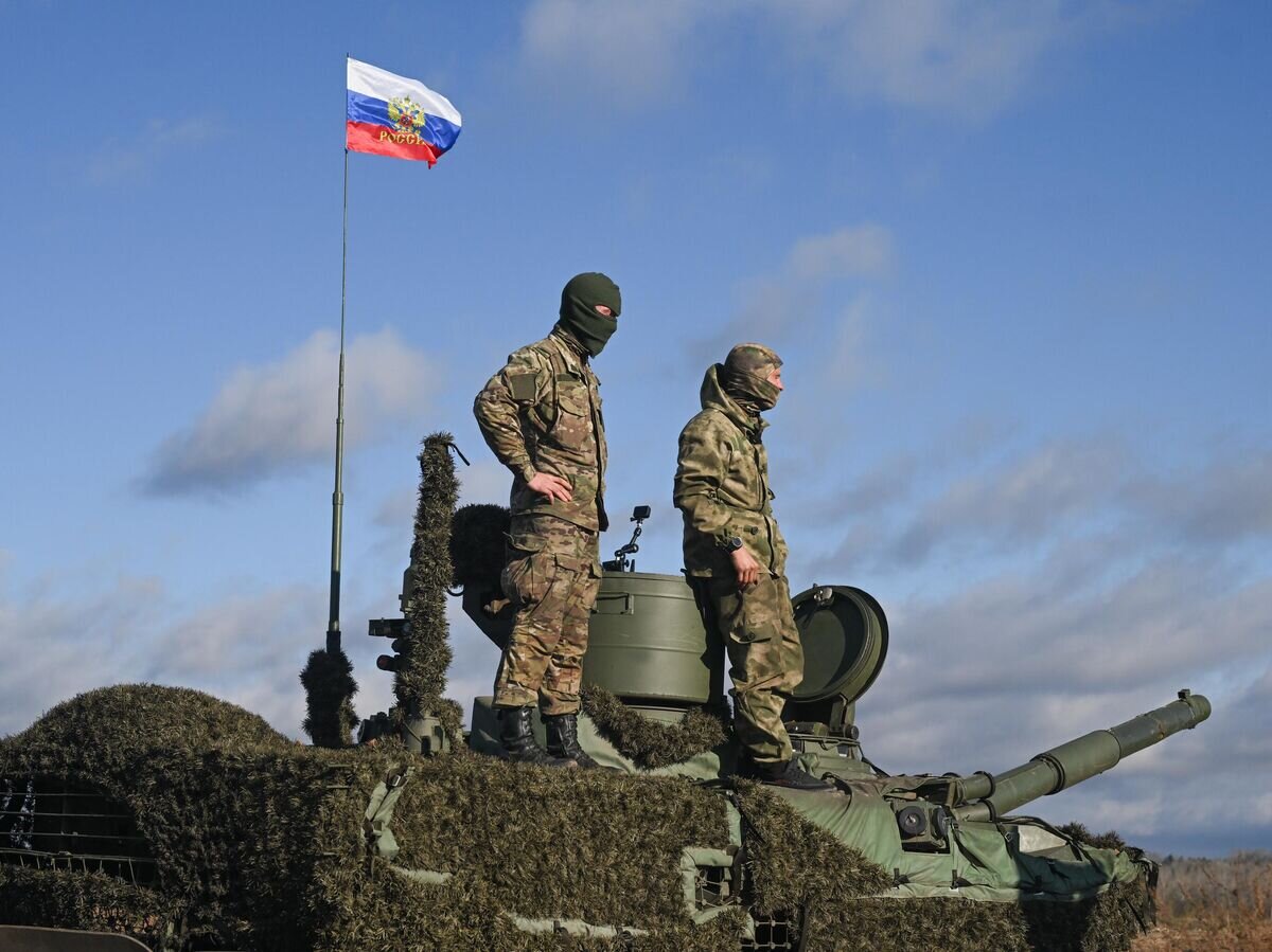    Российские военнослужащие на танке Т-90М "Прорыв" в зоне проведения спецоперации© РИА Новости / Станислав Красильников