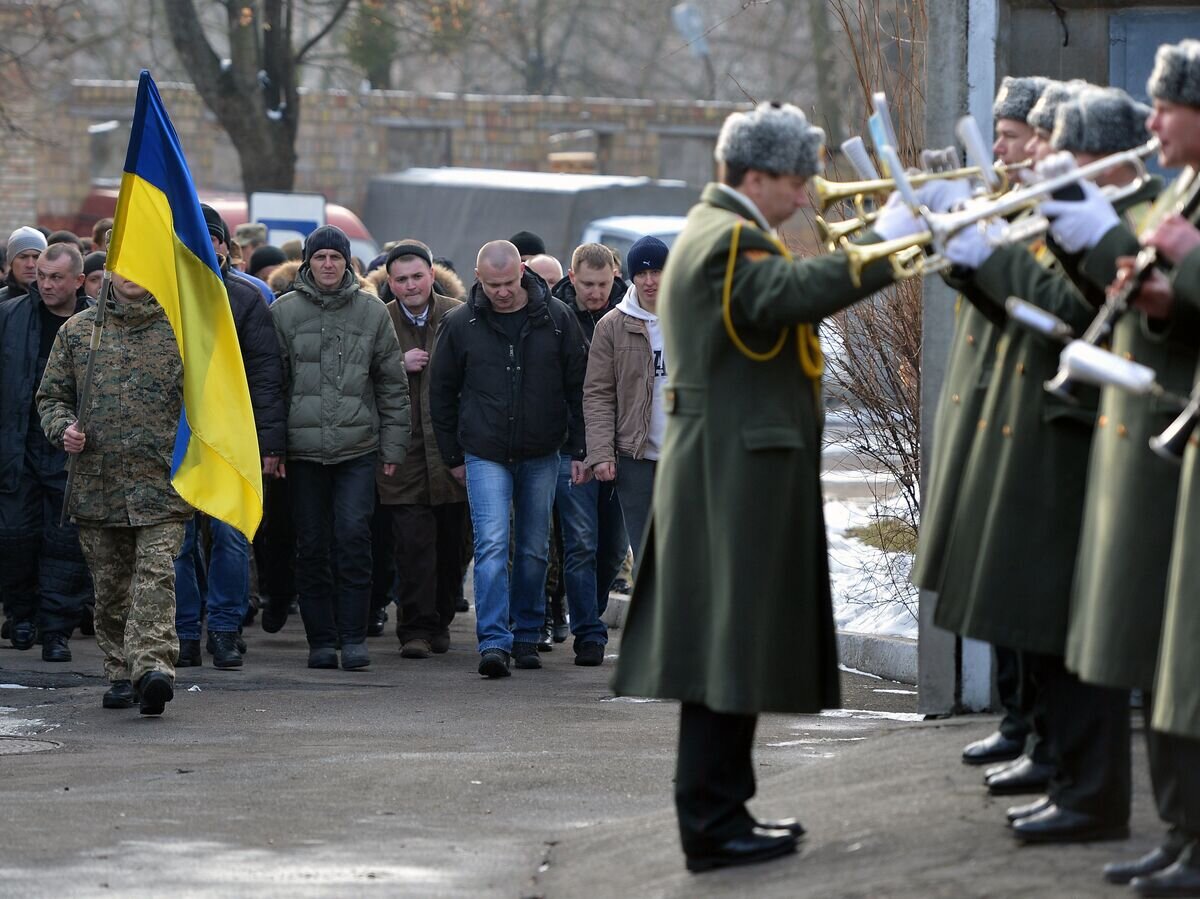    Призывники в украинскую армию и военный духовой оркестр на одном из призывных пунктов в Киеве© РИА Новости / Евгений Котенко
