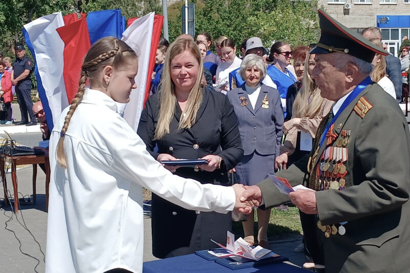    На церемонии вручения паспортов (фото: Межмуниципальный отдел МВД России «Камышинский»)