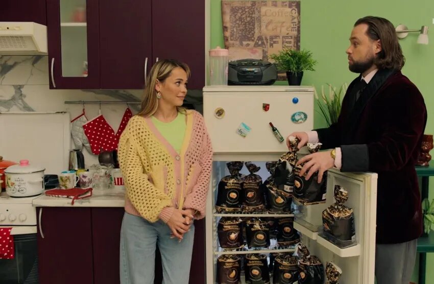 В НОВОМ СЕЗОНЕ КУЗЯ СТАЛ КОРОЛЕМ ПЕЛЬМЕНЕЙ. КАДР ИЗ СЕРИАЛА "УНИВЕР. 13 ЛЕТ СПУСТЯ", 2024, РЕЖ. СЕМЕН ЛИТОВЧИН