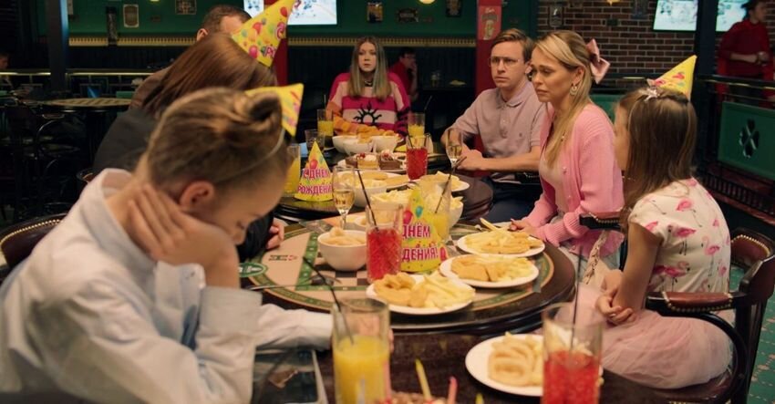 КАДР ИЗ СЕРИАЛА "УНИВЕР. 13 ЛЕТ СПУСТЯ", 2024, РЕЖ. СЕМЕН ЛИТОВЧИН