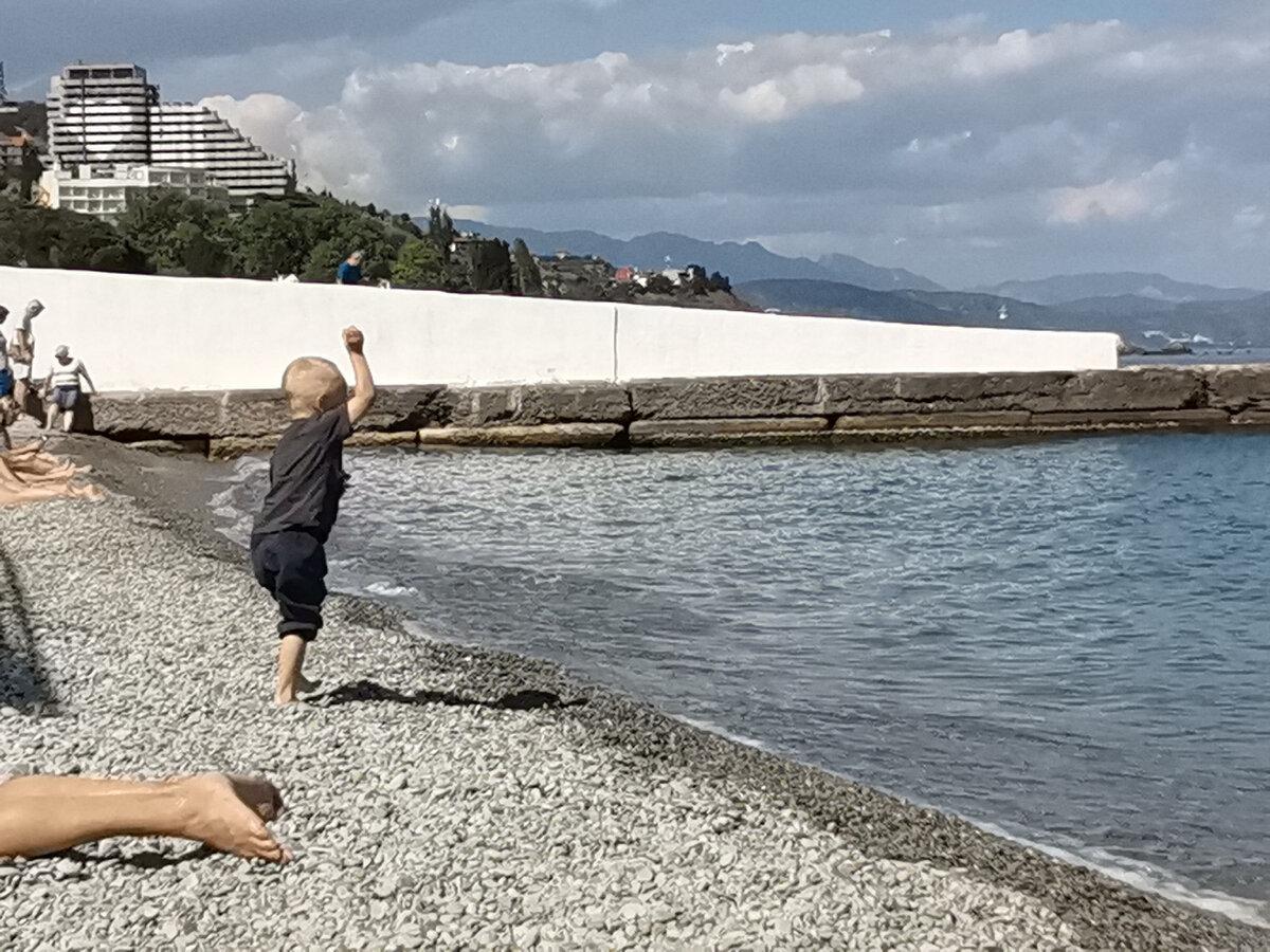 На тебе камешек, море!