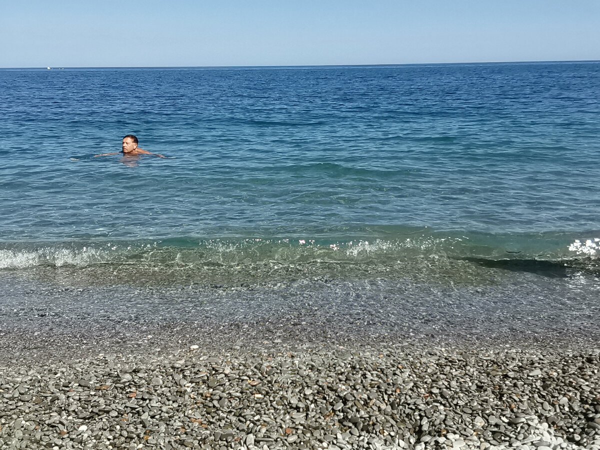 Уже плавает народ. 