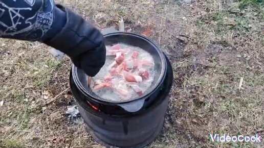 Жаренный картофель с мясом на костре в чугунной сковороде.