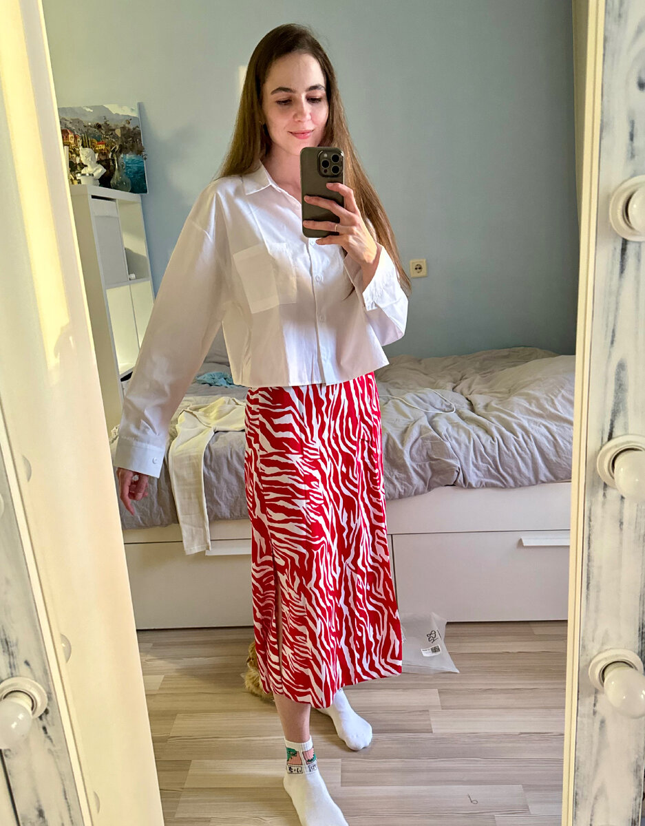 Эти рубашку и юбку я не собиралась носить одновременно, просто сфотографировала обе вещи на себе.