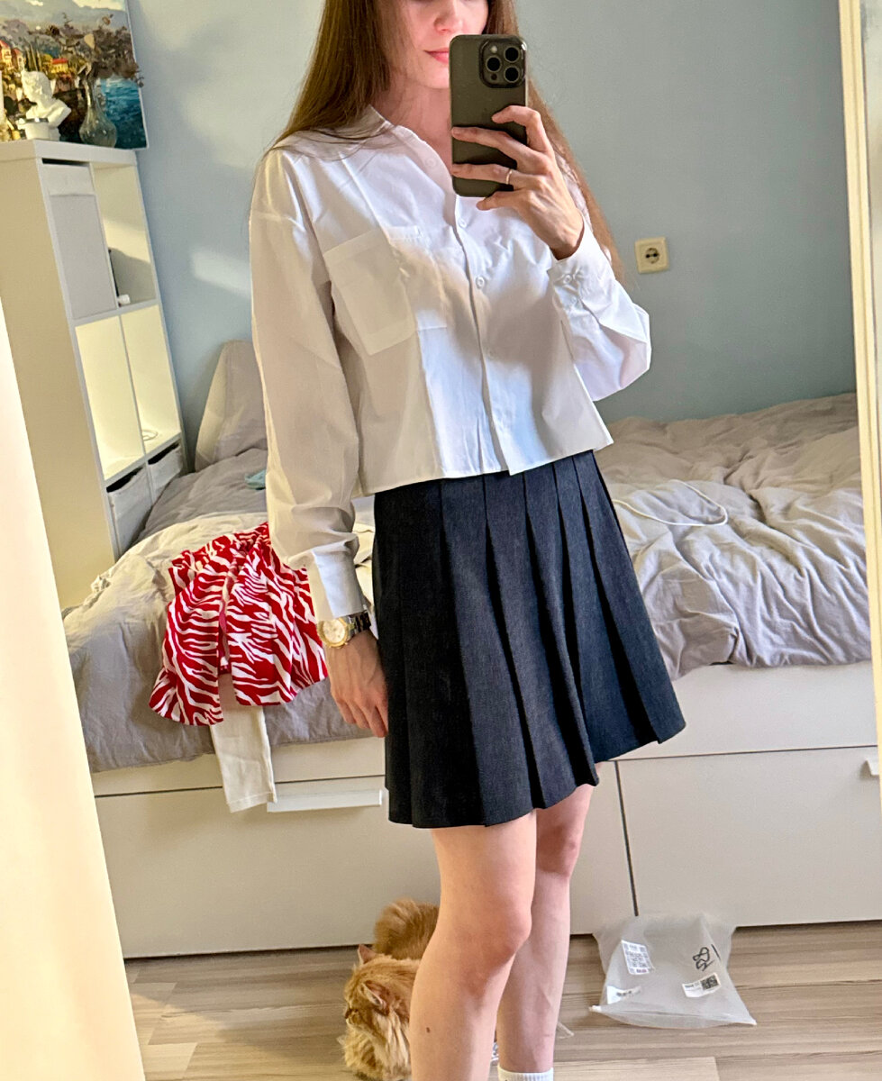 Вот ещё фото рубашки. Примеряла со своей юбкой, чтобы понять, как смотрится.