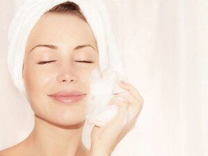 В основе пилинга – использование миндальной кислоты. Ее получают из горького миндаля, который известен своими «чародейными» свойствами. Интересным нюансом является и то, что во время процедуры молекулы миндаля постепенно проникают в кожные покровы. Риск аллергических реакций на эту косметическую процедуру минимален.