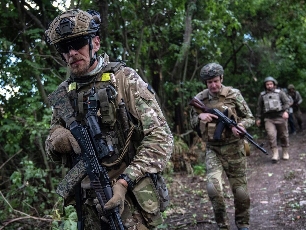    Украинские военнослужащие в Харьковской области© AP Photo / Evgeniy Maloletka