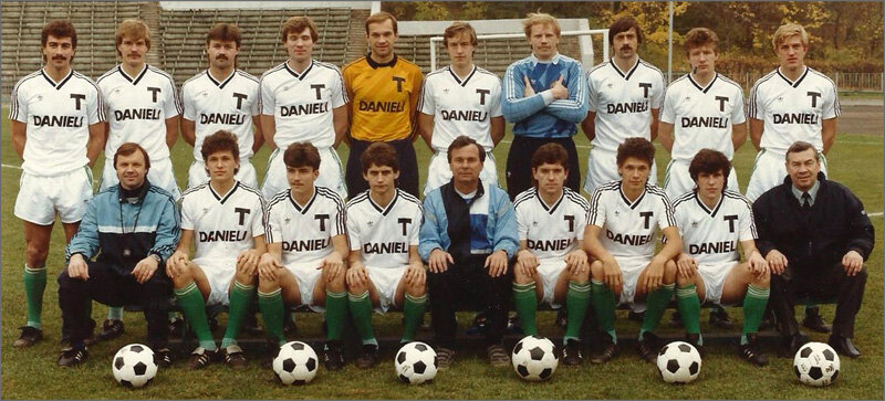 «Торпедо» образца 1988 года. 
Верхний ряд (слева направо): Олег Ширинбеков, Владимир Гречнев, Александр Полукаров, Валентин Ковач, Валерий Сарычев, Сергей Жуков, Алексей Прудников, Вадим Роговской, Андрей Рудаков, Сергей Пригода.

Нижний ряд (слева направо): Владимир Юрин (тренер), Николай Савичев, Николай Писарев, Сергей Агашков, Валентин Иванов (старший тренер), Александр Гицелов, Юрий Савичев, Геннадий Гришин, Юрий Золотов (начальник команды).
