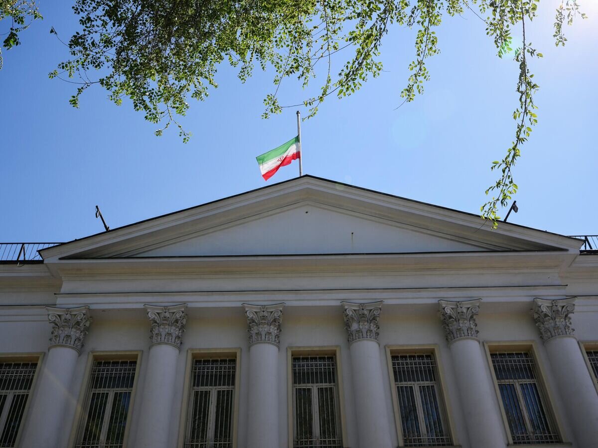    Флаг Ирана над зданием посольства страны в Москве, приспущенный в знак траура по погибшему президенту страны Эбрахиму Раиси© РИА Новости / Максим Блинов