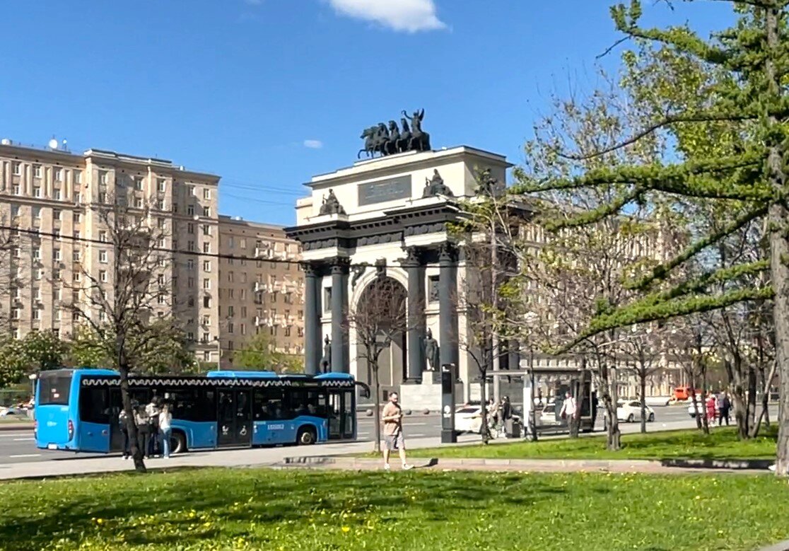 Триумфальная арка  возле Парка Победы. Москва. SunTravel (c) 