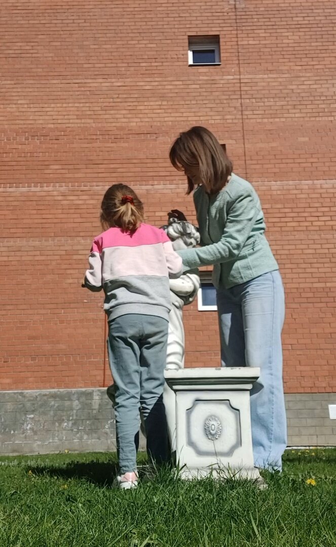 навестили подружку - скульптуру девочки в нашем дворе