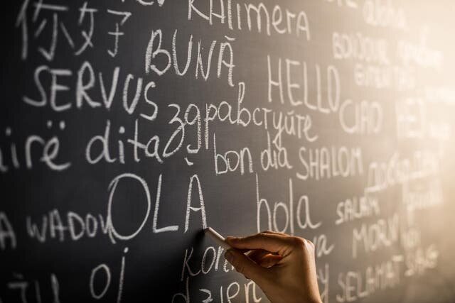 Почему после 10 лет уже не получится овладеть сразу двумя языками на уровне родного, в чём заключается особенность мозга билингвов, что мешает взрослым в изучении иностранных языков и какой самый...