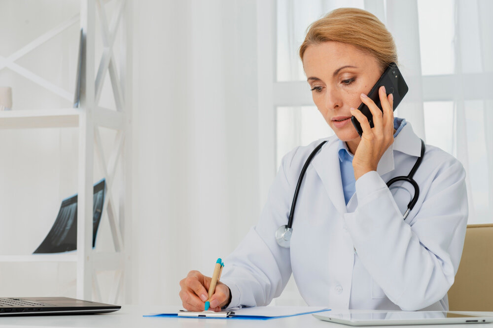Звонок врачу (Источник изображения freepik.com)