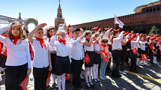 Москва, Красная площадь. Торжественный приём в пионеры.